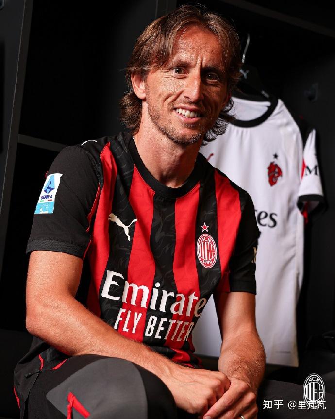 普拉蒂尼等尤文传奇与一线队见面，并参观海瑟尔惨案纪念碑